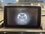 【マツダコネクトナビ】車内の雰囲気にマッチした一体型タイプのナビ。各種車輌設定やBluetooth再生等、様々な機能が楽しめます。直感的なダイヤル操作が可能で、使い勝手も良好です。
