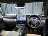 デザインもよく、居心地のよい運転席ですね。分かりやすいスイッチ類ですから操作もしやすく運転をサポートします。