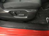 運転席10Wayパワーシート&ドライビングポジションメモリー機能付き