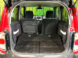 普段のお買い物や通勤、送迎等に十分な荷室スペースを確保しております。セカンドシートを倒すと、大きな荷物の積載も可能です♪