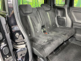 広々とした2列目シートは居住性が高く、居心地も快適!友達や家族とのお出かけにぴったりです。ベビーシートやチャイルドシート使用時も快適にお過ごしいただける十分な空間を確保しています。