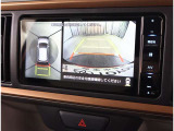 パノラミックビューモニター付きです。車両を上から見たような映像をディスプレイオーディオ画面に表示。運転席からの目視だけでは見にくい、車両周辺の状況をリアルタイムでしっかり確認できます。