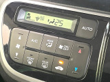【オートエアコン】一度お好みの温度に設定すれば、車内の温度を検知し風量や温度を自動で調整。暑い&hellip;寒い&hellip;と何度もスイッチ操作をする必要はありません。快適な車内空間には必須の機能ですね♪