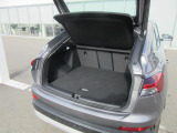 奥行きがあり、十分な広さを持つラゲッジスペースです。リアシートは分割可倒式ですので、大きな荷物を積載する事も可能です。