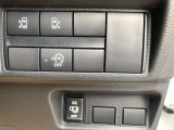 アイドリングストップ。停車時にブレーキを踏むだけでエンジンがストップ。さらに、発進時にはブレーキから足を離すだけでエンジンを始動します燃費を向上させます。ON/OFFスイッチにより切り替える事も可能です。