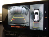 パノラミックビューモニター付きです。車両を上から見たような映像をディスプレイオーディオ画面に表示。運転席からの目視だけでは見にくい、車両周辺の状況をリアルタイムでしっかり確認できます。