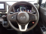 ハンドル左側にはオーディオ操作が出来るオーディオリモートコントロールスイッチ、右側にはHonda SENSINGとオートクルーズコントロールのスイッチを装備!