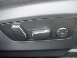 運転席メモリー付きフロント電動シート装備。