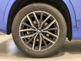BMWの純正アロイホイールは軽量かつ強度にも優れているホイールで走行性能を引き上げる設計になっております。足元にもBMWは妥協がなくこだわっている個所になります。