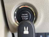【キーレススタートシステム】カバンやポケットに入れたままでもドアの施錠・解錠が可能なスマートキーを装備。エンジンのオン・オフ時もカギを取り出す必要が無いからとっても便利です♪