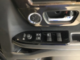 【パワーウィンドウスイッチ】ワンタッチで、パワーウインドウやドアミラーを操作できます。