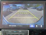 ギヤをRに入れるとナビの画面に後ろの映像が映るリヤカメラ付!後退時の安全確認やコンディションの悪い視界でもカラーバックモニターがドライバーをサポート☆☆☆