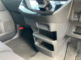 運転席中央には小物スペースがたくさんあります