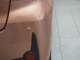 コーナーセンサーを車の前後に装備。障害物までの距離に応じて警告音を変えてお知らせ。縦列駐車時や駐車場・車庫などでの取り回しをサポートします。詳細は販売店スタッフまでおたずねください。