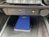 QI規格対応スマートフォンのワイヤレス充電器をセンターコンソールに装備。手軽に充電できますね。