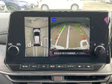 【アラウンドビューモニター装備】 バックカメラによる後方の確認だけでなく4つのカメラで真上から見ている様に周囲360度を写し出し、自車周辺の詳細な状況を確認出来ます。狭い場所での取り回しも安心です。