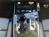 スイッチタイプのシフトレバーです。コンソールもスッキリとしステアリングのパドルシフトを操作いただくとマニュアルモードでお使いいただくことができます。