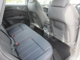 リアシートも足元広々です。長時間のドライブも快適にお過ごしいただけます。