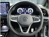 ステアリングホイール【フォルクスワーゲンマークが輝く、握りやすい3本スポークのステアリング】