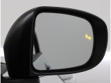 車体後部に内蔵されたセンサーによって、自車の後側方から接近する車両を検知。衝突の危険があるとシステムが判断した場合、ドアミラーのLEDインジケーターや警報音でドライバーに注意を促します。
