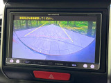 【バックカメラ】駐車時に後方がリアルタイム映像で確認できます。大型商業施設や立体駐車場での駐車時や、夜間のバック時に大活躍!運転スキルに関わらず、今や必須となった装備のひとつです!