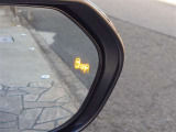 {ブラインドスポットモニター}隣の車線を走る車両をレーダーで検知し、ドアミラーに搭載されたLEDインジケーターが点灯し注意を喚起してくれます。