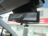 インテリジェントル-ムミラ-付です。切り替えレバーで車両後方の映像をミラーに映し出すので車内の状況や天候に左右されず、とっても見やすいです!