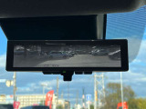 スマートルームミラー。車両後方のカメラ映像をミラー面に映し出して、いつでもクリアな後方視界を確保します。