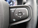【ステアリングスイッチ】運転中、前方から目線をそらさずにオーディオ等の操作ができるよう、適切に配置されたスイッチ類。安心&快適なドライブを演出してくれる便利な機能です。