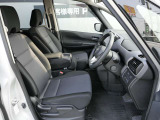 視界がよく運転しやすいフロントシート