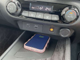 QI規格対応スマートフォンのワイヤレス充電器をセンターコンソールに装備。手軽に充電できますね。