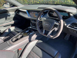 Audiのインテリアはエクステリア同様、優れたデザイン性とクオリティ、そして機能性を兼ね備えております。