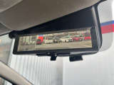 インテリジェントルームミラー。車両後方のカメラ映像をミラー面に映し出すため、車内の状況や天候などに影響されずいつでもクリアな後方の視界が得られます。