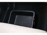助手席シートアンダートレイ装備!色々収納でき室内もスッキリ!