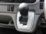 シフトノブの位置がステアリングに近くて、運転しやすいインストシフトノブ。疲労軽減に一役買っています。