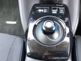 日産リーフ専用のシフトレバーは操作しやすく電動サイドブレーキ機能も付いています♪