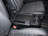 セカンドシートには格納式のテーブルとドリンクホルダーが装備おまけにUSBが付いて携帯も充電可能♪