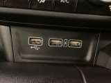 エアコン操作パネルの下に、スマートフォンなどの充電可能なUSB端子が2個、音源などの外部入力の可能なUSB端子が1個ついています。移動中に充電もできるので便利です。