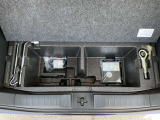 荷室下には工具類が入っています。