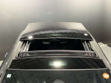 ★パノラミックルーフは、太陽の光を大きく取り入れあたかもオープンカーに乗っているような雰囲気をか持ち出します。非常に気持ちよく過ごせるオプションとなっております。
