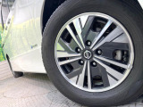 【純正アルミホイール】外観にマッチした純正アルミホイールを装着しております。各種社外アルミホイールや、スタッドレスタイヤも取扱いしております。是非ご相談ください♪