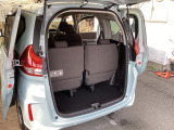 リアシートを倒さなくても、ラゲッジスペースは十分あります。