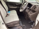 【ベンチシート】運転席と助手席の移動もスムーズ!狭い駐車場での乗り降りや、お子様の乗り降りにも便利です。座席の間にコンソールボックスやドリンクホルダーがないため、車内空間が広く感じます。