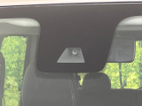 【三菱e-Assist】走行中に前方の車両等を認識し、衝突しそうな時は警報とブレーキで衝突回避と被害軽減をアシスト。より安全にドライブをお楽しみいただけます。