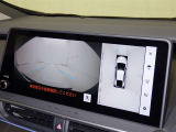 パノラミックビューモニターを装備。駐車場や交差点でクルマを真上から見るように周囲を確認できます。機能の詳細は販売店スタッフまでおたずねください。