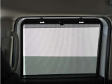 ◆スクリーンサンシェード◆リアドアに装備されています。日差しを和らげ、プライバシーの保護にも役立ちます。後部座席にお子様を乗車させるときも、ゆっくりお昼寝できます♪