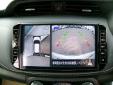 アラウンドビューモニターも装備しております。ご覧のように車体を真上か見たような映像なので、車庫入れの苦手なお客様ももうご心配いりません。