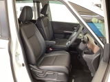 フロント広々、セパレートシートの運転席は、ハイトアジャスターが付いているので、快適にドライブができます。ハンドルはテレスコピック機能で、ハンドル位置を上・下・手前・奥に調節できます。