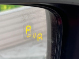 【ブラインドスポットモニタリング】走行中、ドアミラーの死角になりやすい箇所に後続車が接近するとサイドミラー付近に警告を表示、ドライバーに注意喚起をしてくれます。