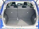 後部座席に座れる状態でも荷室はこれだけの広さがあるのでお出かけやお買い物にも重宝します。ついつい買い物しすぎても安心ですね♪